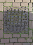 902274 Afbeelding van een putdeksel met de tekst 'UTRECHT VUIL WATER' in de Strosteeg te Utrecht.